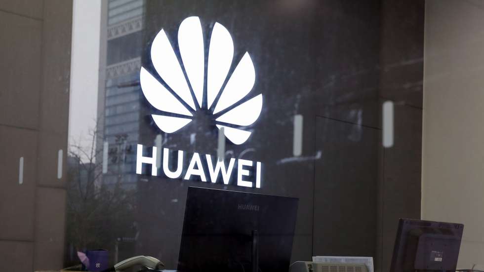epa09857046 A view of the Huawei logo inside a store in Beijing, China, 29 March 2022. China's Huawei recorded profit despite losing sales in 2021 as Huawei's Chief Financial Officer Meng Wanzhou made her first public appearance after being released by Canadian authorities six months ago.  EPA/MARK R. CRISTINO