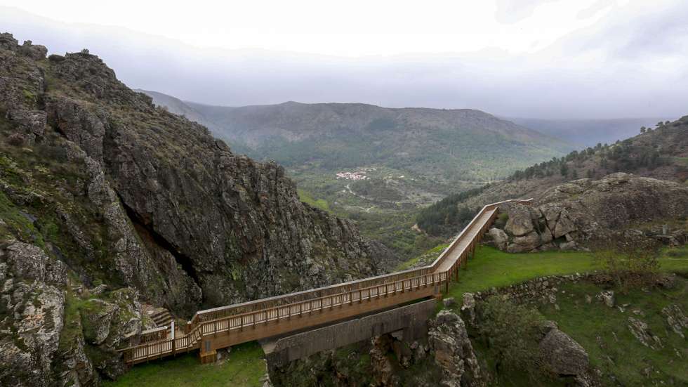 Iinauguração dos passadiços do Mondego, junrto à barragem do Caldeirão na Guarda, 06 de novembro de 2022. Os Passadiços do Mondego, no concelho da Guarda, estão integrados no Parque Natural da Serra da Estrela e no Estrela Geopark Mundial da UNESCO. MIGUEL PEREIRA DA SILVA/LUSA