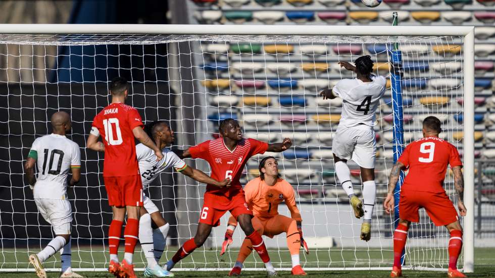 epa10310188 Ghana's Mohammed Salisu (2-R) scores the 1-0 lead against Switzerland's goalkeeper Yann Sommer (3-R) during the International Friendly soccer match between Ghana and Switzerland in Abu Dhabi, United Arab Emirates (UAE), 17 November 2022. Switzerland and Ghana are preparing for the FIFA World Cup 2022 in Qatar with their first matches to be held on 24 November against Cameroon and Portugal respectively.  EPA/LAURENT GILLIERON