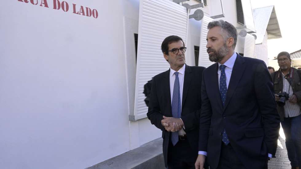 O presidente da Câmara Municipal do Porto, Rui Moreira (E), acompanhado pelo ministro das Infraestruturas e da Habitação, Pedro Nuno Santos (C), durante a visita à reabilitada ilha municipal da Bela Vista, momentos antes da cerimónia da formalização de acordo para a reabilitação de 47 casas nas ilhas da Lomba, no Porto, 18 de novembro de  2022. FERNANDO VELUDO/LUSA