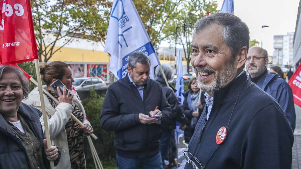 O secretário-geral da FENPROF, Mário Nogueira (C), com professores, junto à Escola Secundária Quinta das Flores, onde acompanhou o início da greve nacional dos trabalhadores da administração pública, convocada pela Frente Comum dos Sindicatos da Administração Pública, Coimbra, 18 de novembro de 2022. PAULO NOVAIS/LUSA