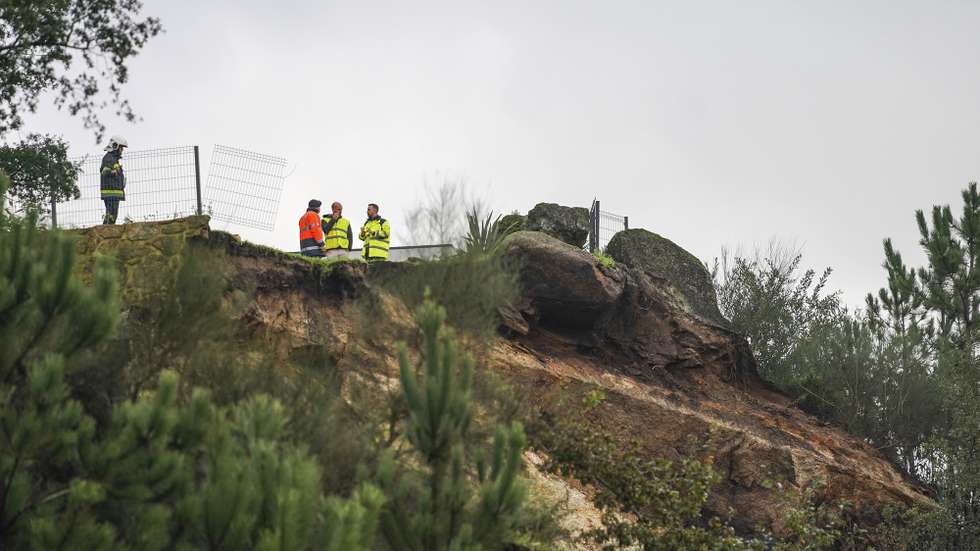 Técnicos da Proteção Civil e dos bombeiros inspecionam o local onde ocorreu um deslizamento de uma vertente que atingiu uma habitação familiar e fez duas vítimas mortais esta madrugada em Palmeira de Faro, concelho de Esposende, 23 Novembro 2022.HUGO DELGADO/LUSA