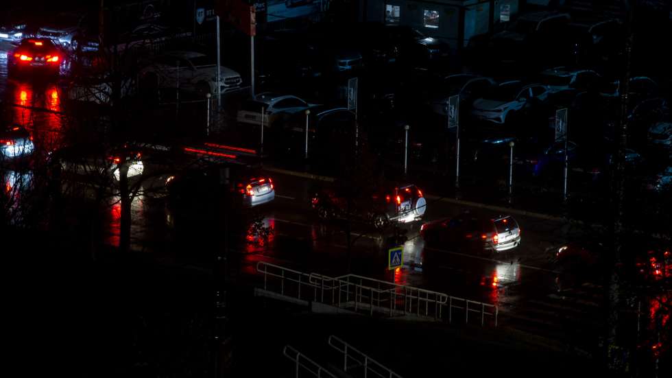 epa10323853 A part of the city is less lit in the residential area of Chisinau during a reduction of energy consumption following power outages, Chisinau, Moldova, 23 November 2022. Moldova faces an energy crisis after massive power outages in the capital and across the country, following Russia's bombing of the Ukrainian energy system in the afternoon of 23 November.  EPA/DUMITRU DORU