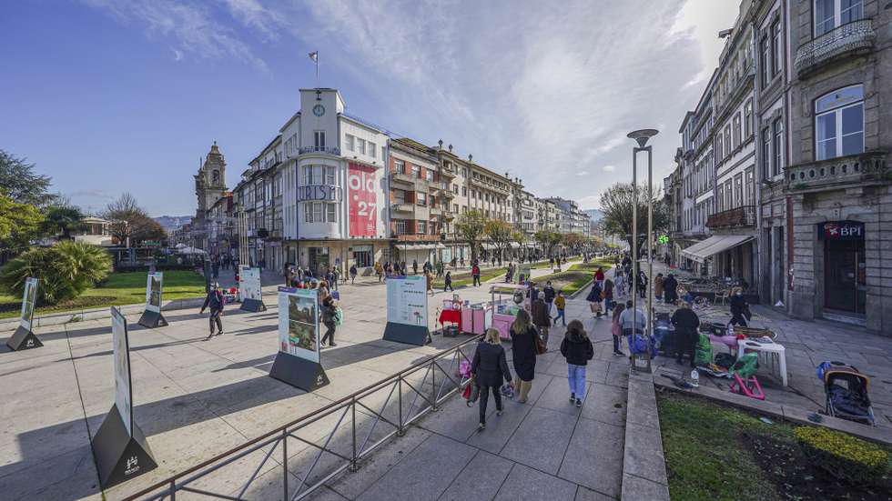 O contraste das principais artérias comerciais da cidade de Braga uma hora antes e uma hora depois do recolher obrigatório do estado de emergência, no âmbito das medidas de contenção da covid-19, em Braga, 28 de novembro de 2020. Com 213 concelhos em risco em Portugal, o Conselho de Ministros decretou, durante este e o próximo fim-de-semana, a proibição de circulação interconcelhia, bem como o confinamento obrigatório para toda a população destes concelhos a partir das 13h. HUGO DELGADO/LUSA