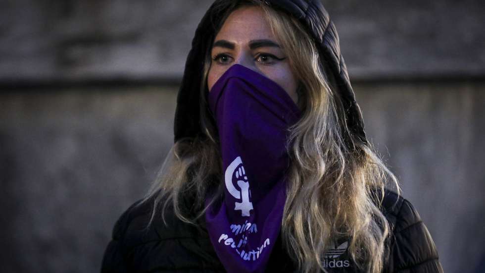 Participante na manifestação "10 minutos de barulho! Nem uma a menos, vivas nos queremos!" organizada pela Rede 8 de Março que pediu aos manifestantes "10 minutos (pelo menos) de muito barulho, para mostrar indignação pelo crescente número de feminicídios, vítimas da violência doméstica" Rossio, Lisboa, 14 de fevereiro de 2020. MIGUEL A. LOPES/LUSA