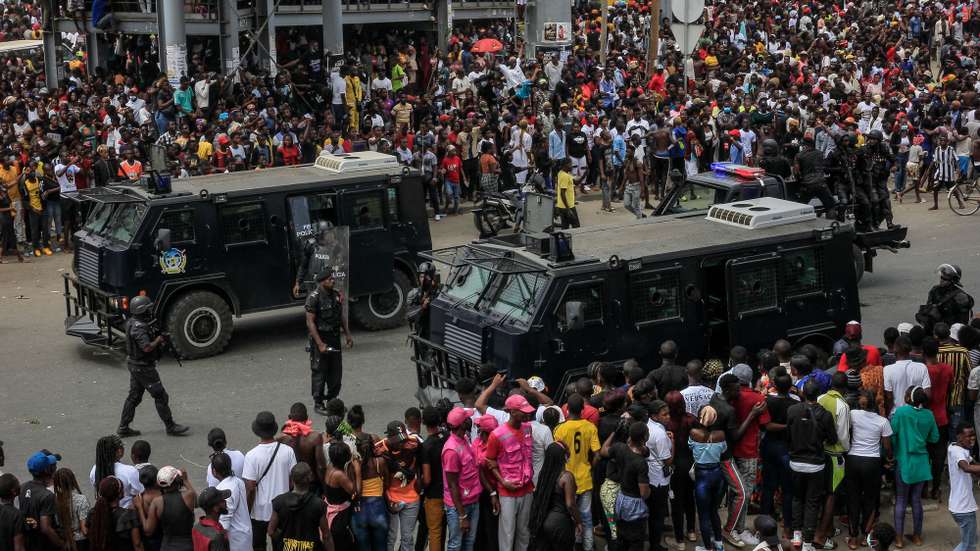 The police force intervenes during the procession in honor of the kuduro musician known as 'Nagrelha' on the outskirts of the Santa Ana cemetery in the city, near Luanda, Angola, 22 November 2022. Gelson Caio Manuel Mendes, better known as 'Nagrelha', the most famous singer in the kuduro musical style, died in Luanda, of lung cancer, according to the Complexo Hospitalar de Doenças Cardiovasculares Dom Alexandre do Nascimento, where he was being cared for. He was 36. AMPE ROGERIO/LUSA