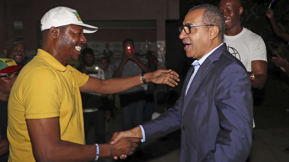 Carlos Vila Nova  (D) cumprimenta o mandatário da sua candidatura, Américo Ramos . O candidato Carlos Vila Nova foi eleito Presidente de São Tomé e Príncipe, à segunda volta, com 57,54%, com um total de 45.481 votos, indicam resultados provisórios hoje divulgados pela Comissão Eleitoral Nacional (CEN). De acordo com os mesmos dados, o outro candidato na segunda volta, realizada este domingo, Guilherme Posser da Costa obteve 42,46% da votação, com um total de 33.557 votos. São Tomé, 06 de setembro de 2021. NUNO VEIGA / LUSA