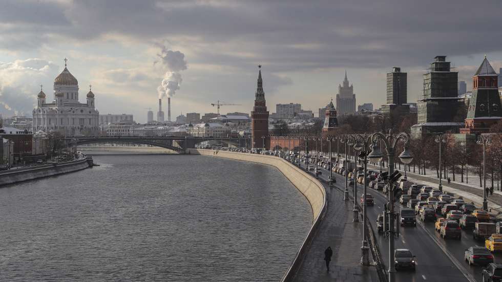 epa10308334 A man walks near Moscow Kremlin after a snowfall in downtown Moscow, Russia, 16 November 2022. Meteorological winter has come to Moscow. On 15 November, heavy snowfall began in the capital, which did not stop at night. Utilities are clearing roads and sidewalks, and weather forecasters say the snow cover will not melt until spring.  EPA/MAXIM SHIPENKOV