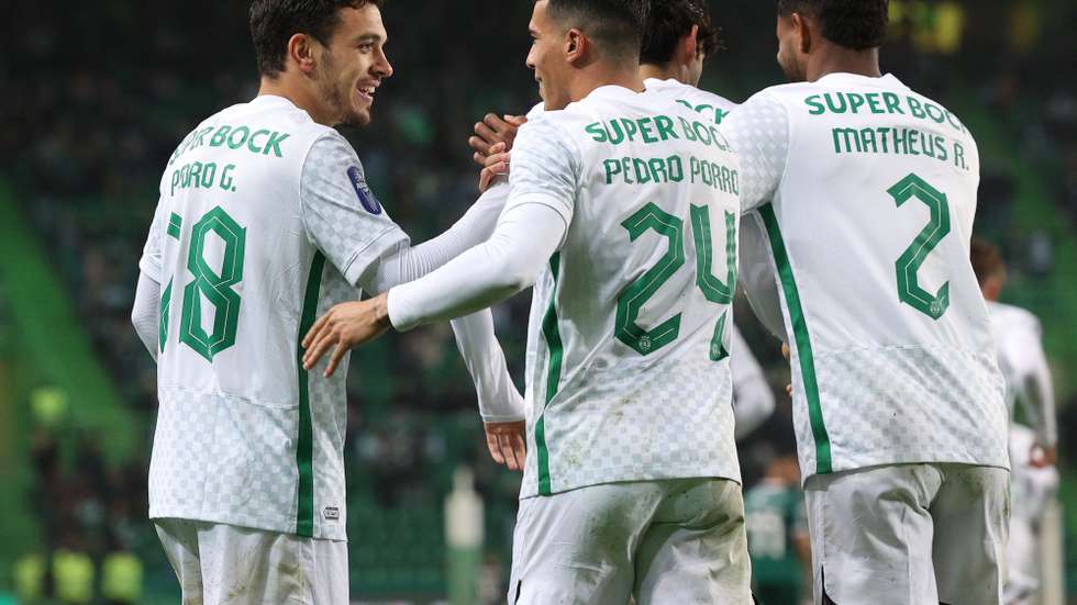 Pedro Gonçalves do Sporting festeja após ter marcado ao Farense, durante o jogo da Taça da Liga de Futebol, disputado no Estádio José Alvalade, em Lisboa, 30 de novembro de 2022. TIAGO PETINGA/LUSA