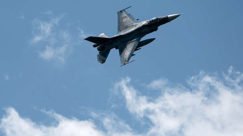epa09981402 An F-22 fighter jet flies during a live fire exercise conducted by the Japan Ground Self-Defense Force (JGSDF) at East Fuji Maneuver Area in Gotemba, Shizuoka, Japan, 28 May 2022. The annual live-fire drill takes place as Japanese Prime Minister Fumio Kishida pledged to boost defense spending after a summit with U.S. President Joe Biden and other 'Quad' leaders this week.  EPA/Tomohiro Ohsumi / POOL