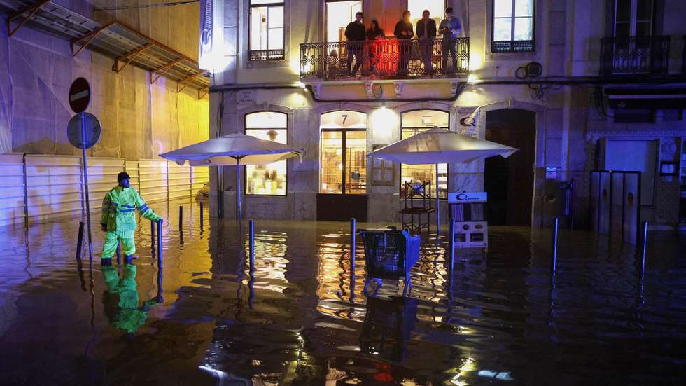 Inundações na zona de Alcântara, o distrito de Lisboa é o que está a ser mais atingido pelas fortes chuvadas que se fazem hoje sentir em Portugal continental, 08 de dezembro de 2022. Vários túneis e ruas em Lisboa encontram-se hoje encerradas ao trânsito devido a inundações provocadas pelas chuvas fortes que assolam a capital portuguesa, adiantou à Lusa o comandante dos Sapadores Bombeiros de Lisboa, Tiago Lopes. ANTÓNIO PEDRO SANTOS/LUSA