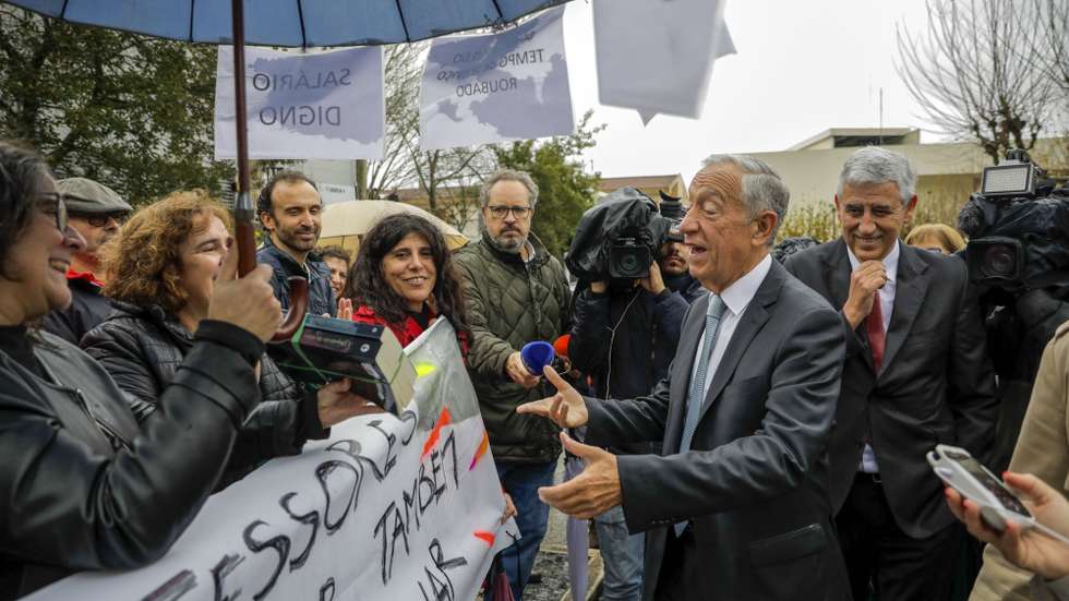 O Presidente da República, Marcelo Rebelo de Sousa (C), acompanhado pelo presidente da Câmara Municipal de Ourém, Luís Albuquerque (2-D), conversa com um grupo de manifestantes do Sindicato de Todos os Profissionais de Educação (STOP), no dia em que faz 74 anos, à chegada para dar uma aula aos alunos da Escola Secundária de Ourém, 12 de dezembro de 2022. PAULO CUNHA/LUSA