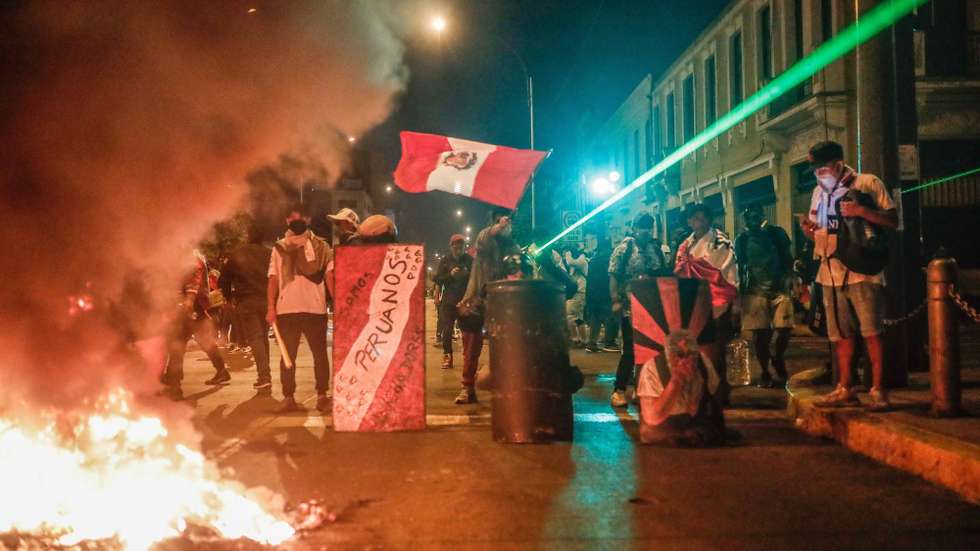 epa10362684 Hundreds of protesters clash with police in downtown Lima, Peru, 12 December 2022. The Ombudsman of Peru confirmed this 12 December that the number of deaths has increased to seven in just over 24 hours, amid clashes between the police and protesters calling for the resignation of the new President Dina Boluarte and the closure of Congress.  EPA/Aldair MejÃ­a