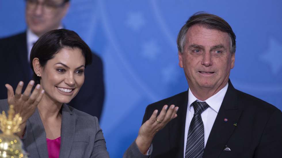 epa10135327 Brazilian President Jair Bolsonaro (R) and First Lady Michelle Bolsonaro attend a ceremony marking 200 years of independence from Portugal, at the Palacio do Planalto in Brasilia, Brazil, 23 August 2022. Brazilian President Jair Bolsonaro was presented on loan by the city of Porto, Portugal with a relic containing the heart of Emperor Pedro I, who declared Brazilian independence from the crown of Portugal in 1822.  EPA/Joedson Alves