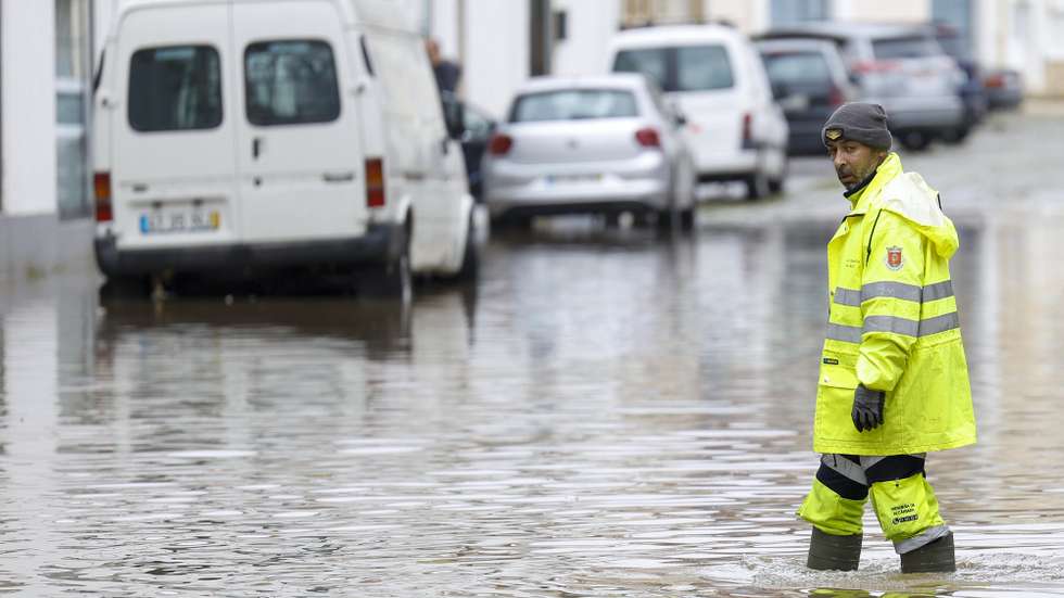 Trabalhadores municipais limpam uma rua inundada após fortes chuvas e o mau tempo sentido esta manhã no distrito de Lisboa causou inundações e afetou o tráfego rodoviário em Alcântara, Portugal, 13 de dezembro de 2022. A proteção civil nacional apelou hoje aos cidadãos para restringirem ao máximo as deslocações por causa do mau tempo, que provocou na noite de hoje 275 ocorrências nos distritos de Lisboa e Setúbal e deverá manter-se até quarta-feira. ANTÓNIO PEDRO SANTOS/LUSA