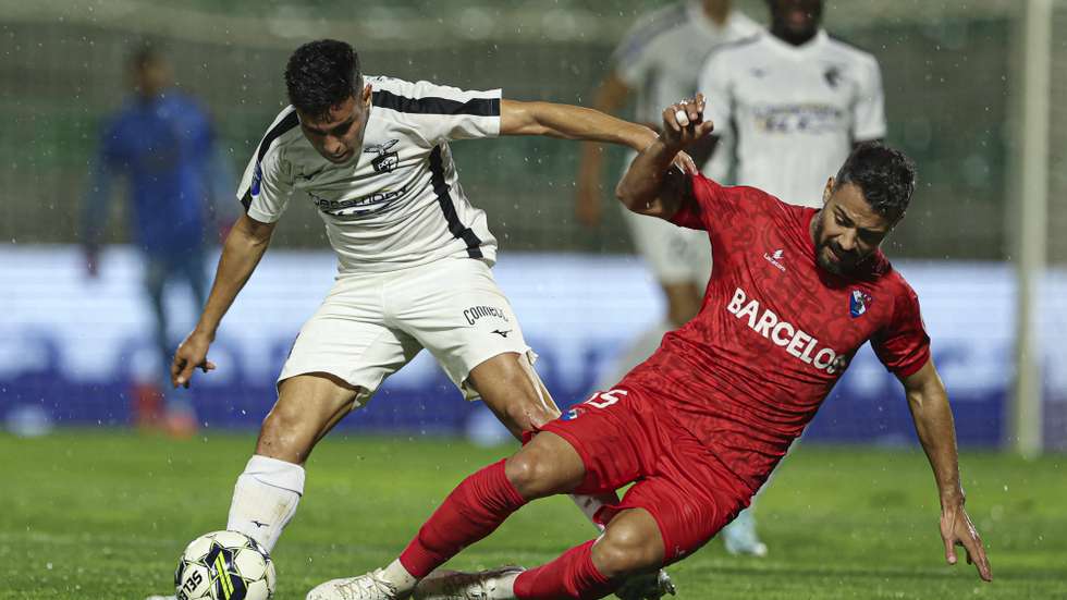 O jogador do  Portimonense, Pedro Sá (E), disputa a bola com o jogador do Gil Vicente, Carraça, durante a  terceira jornada a contar para a Taça da Liga de Futebol realizada no estádio Muncipal de Portimão, 14 de dezembro de 2022. LUÍS FORRA/LUSA