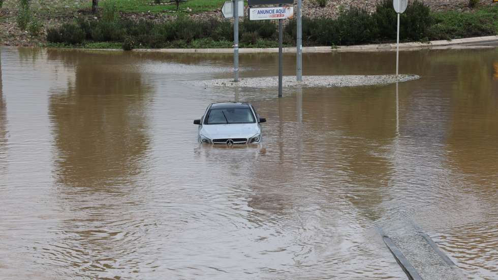 Um veículo encontra parcialmente submerso numa estrada inundada depois do mau tempo que se fez sentir esta madrugada em Lisboa, 13 de dezembro de 2022. A proteção civil nacional apelou hoje aos cidadãos para restringirem ao máximo as deslocações por causa do mau tempo, que provocou na noite de hoje 275 ocorrências nos distritos de Lisboa e Setúbal e deverá manter-se até quarta-feira. JOÃO RELVAS/LUSA