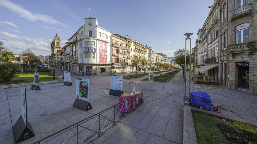 O contraste das principais artérias comerciais da cidade de Braga uma hora antes e uma hora depois do recolher obrigatório do estado de emergência, no âmbito das medidas de contenção da covid-19, em Braga, 28 de novembro de 2020. Com 213 concelhos em risco em Portugal, o Conselho de Ministros decretou, durante este e o próximo fim-de-semana, a proibição de circulação interconcelhia, bem como o confinamento obrigatório para toda a população destes concelhos a partir das 13h. HUGO DELGADO/LUSA