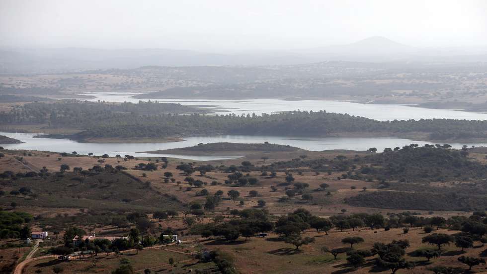 Vista do lago de alqueva a partir de Monsaraz. Reguengos de Monsaraz, 10 de outubro de 2022. NUNO VEIGA/LUSA