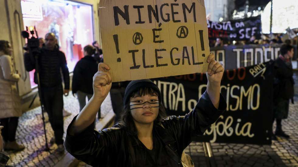 Manifestantes exibem cartazes na manifestação "Basta da violência do SEF / Regularização Já! / Imigrantes merecem respeito", convocada por cerca de 20 organizações de apoio ao imigrante e de defesa dos direitos humanos, Lisboa, 16 de dezembro de 2022.  MIGUEL A. LOPES/LUSA