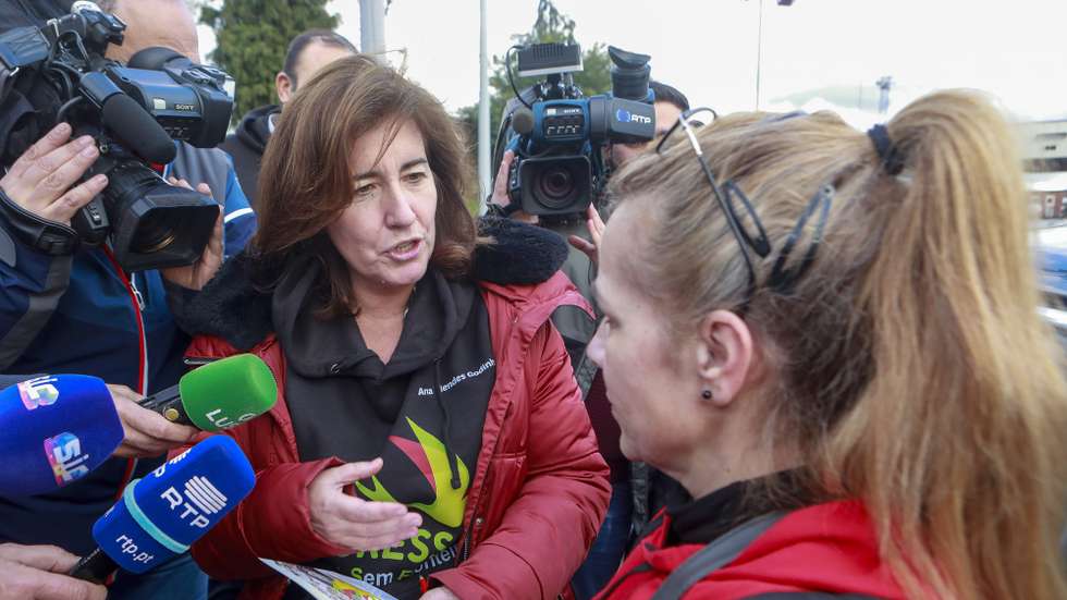 A ministra do Trabalho, Solidariedade e Segurança Social, Ana Mendes Godinho (E), durante uma ação de sensibilização junto dos emigrantes do Programa Regressar, Vilar Formoso, 17 de dezembro de 2022. A acção "Natal sem Fronteiras", organizada no âmbito do Programa Regressar, pretende, através do contacto direto com os emigrantes portugueses que nesta época festiva voltam ao seu País, informar sobre medidas de apoio e benefícios do Programa para todos os que pretendam regressar definitivamente a Portugal.  MIGUEL PEREIRA DA SILVA/LUSA
