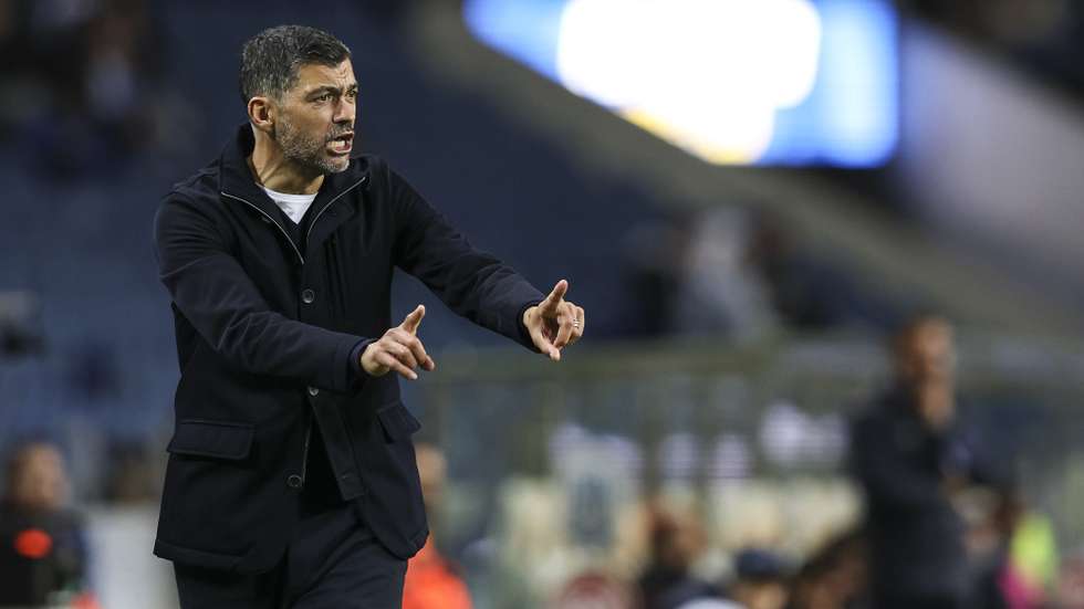 O treinador do FC Porto Sérgio Conceição reage durante o jogo da Taça da Liga de Futebol  contra o Vizela, no estádio do Dragão, Porto, 16 de dezembro de 2022. JOSÉ COELHO/LUSA