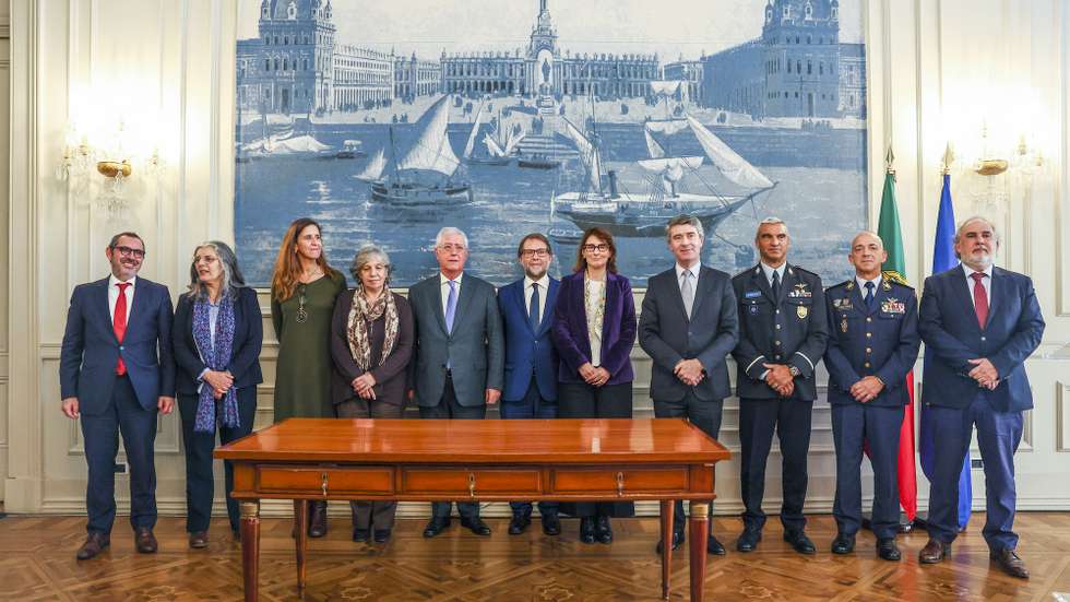 A ministra da Justiça, Catarina Sarmento e Castro (5-D), ministro da Administração Interna, José Luís Carneiro (4-D), diretor da Guarda Nacional Republicana (GNR), Santos Correia (2-D), diretor do Serviço de Estrangeiros e Fronteiras (SEF), Fernando Silva (D) e o presidente da Comissão de Assuntos Constitucionais, Direitos, Liberdades e Garantias, Fernando Negrão (5-E), e o diretor da Polícia Judiciária (PJ), Luis Neves (6-E), posam para uma fotografia com os diretores das Forças de Segurança durante a cerimónia de assinatura de quatro protocolos entre forças de segurança, no Ministério de Administração Interna, em Lisboa, 20 de dezembro de 2022. JOSÉ SENA GOULÃO/LUSA