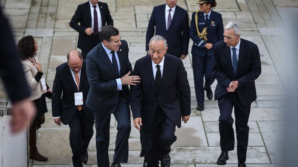 O Presidente da República, Marcelo Rebelo de Sousa (C), acompanhado pelo presidente do conselho da direção da Diáspora Portuguesa, António Calçada de Sá (C-E), e pelo ministro dos Negócios Estrangeiros, João Gomes Cravinho (D), à chegada para o encontro Anual do Conselho da Diáspora Portuguesa, no Palácio da Cidadela em Cascais, 21 de dezembro de 2022. RODRIGO ANTUNES/LUSA