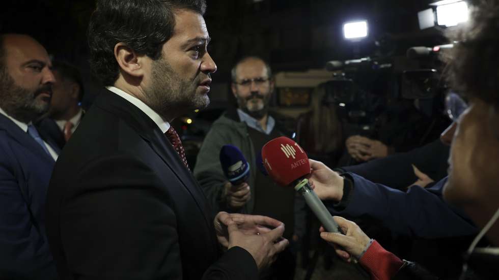 O presidente do chega, André Ventura, presta declarações à comunicação social à chegada para um jantar de Natal do grupo parlamentar num  restaurante de Lisboa, 22 de dezembro de 2022. MANUEL DE ALMEIDA/LUSA