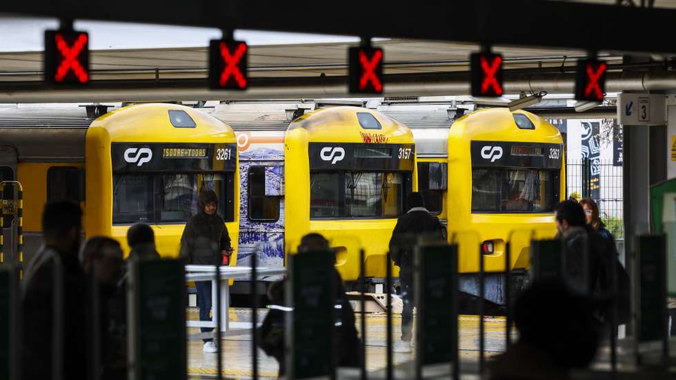 Comboios parados em dia de greve de trabalhadores da CP – Comboios de Portugal e da Infraestruturas de Portugal (IP),  em defesa da “atribuição de um prémio financeiro que compense a perda do poder de compra verificado no ano 2022”, a “atualização do subsídio de alimentação” e o “fim da discriminação entre trabalhadores”, na Estação do Cais do Sodré, em Lisboa, 26 de dezembro de 2022. Para além da greve de 24 horas para este dia (das 00:00 às 23:59), prolonga-se ainda uma outra greve ao trabalho suplementar, incluindo feriados e dias de descanso semanal, que teve início dia 23 de dezembro e que termina às 24:00 do dia 02 de janeiro de 2023. JOSÉ SENA GOULÃO/LUSA