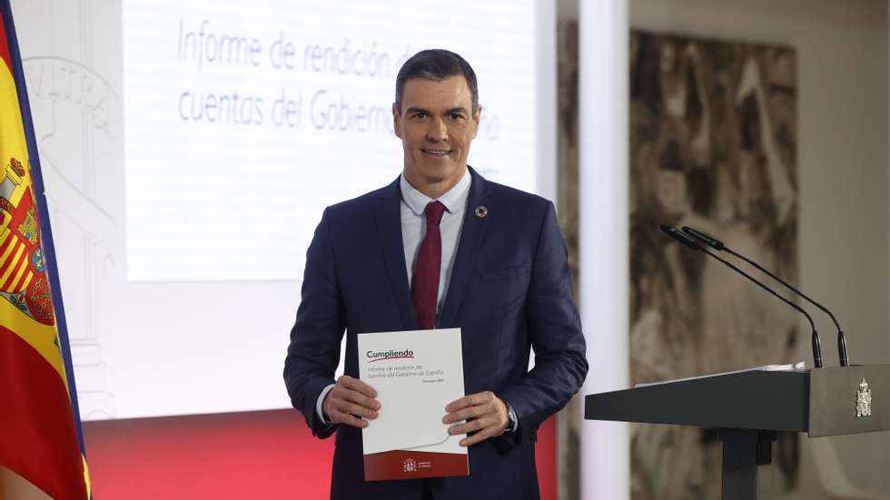 epa10379181 Spain&#039;s Prime Minister Pedro Sanchez arrives to address a press conference after the last Cabinet meeting of the year to evaluate the political and economical year and to explain the new anti-crisis package worth 45 billion euros approved by the Government, in Madrid, Spain, 27 December 2022.  EPA/JUAN CARLOS HIDALGO