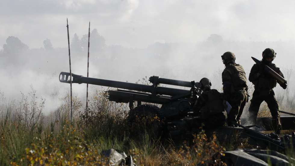 epa10250940 Soldiers attend an exercise to fire a GIAT LG1 105mm howitzer, during a preparation to the NATO Very High Readiness Joint Task Force 23 (VJTF 23) taking place at the training ground Elsenborn Camp in Butgenbach, Belgium, 18 October 2022. Some 305 members of Artillery Battalion of Brasschaat are mobilized for the exercise taking place form 17 till 24 October.  EPA/OLIVIER HOSLET