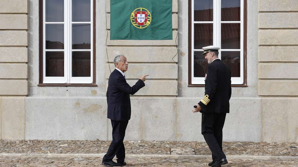O Presidente da República, Marcelo Rebelo de Sousa (E), ladeado pelo Chefe do Estado Maior da Armada (CEMA), Henrique Gouveia e Melo (D), durante a cerimónia de comemoração dos 250 anos do Farol do Cabo da Roca, em Sintra, 28 de dezembro de 2022. O Farol encontra-se ativo desde 1772 e é um dos mais antigos em Portugal. Está localizado no ponto mais ocidental do continente, é constituído por uma torre de 22 metros de altura e a sua luz tem um alcance luminoso de cerca de 26 milhas náuticas, aproximadamente 48 quilómetros. ANTÓNIO PEDRO SANTOS/LUSA