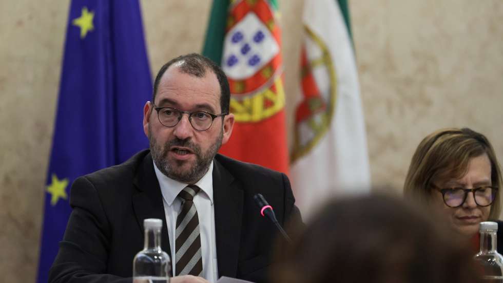 O ministro da Educação, João Costa (E), ladeado pela vice-presidente da Comissão de Educação, Ciência, Germana Rocha (D), fala durante a sua audição perante a Comissão, na Assembleia da República, em Lisboa, 04 de janeiro de 2023. MANUEL DE ALMEIDA/LUSA