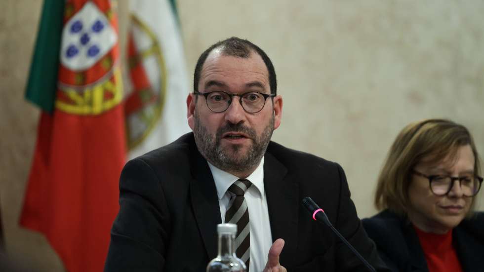 O ministro da Educação, João Costa, fala durante a sua audição perante a Comissão de Educação e Ciência, na Assembleia da República, em Lisboa, 04 de janeiro de 2023. MANUEL DE ALMEIDA/LUSA