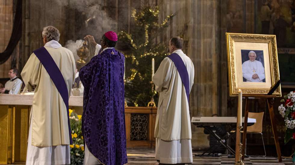 epa10389416 Apostolic Nuncio to the Czech Republic Thaddeus Okolo (2-L) leads a memorial service for the late Pope Emeritus Benedict XVI at St. Vitus Cathedral in Prague, Czech Republic, 04 January 2023. Former Pope Benedict XVI died on 31 December 2022 at his Vatican residence, at the age of 95.  EPA/MARTIN DIVISEK