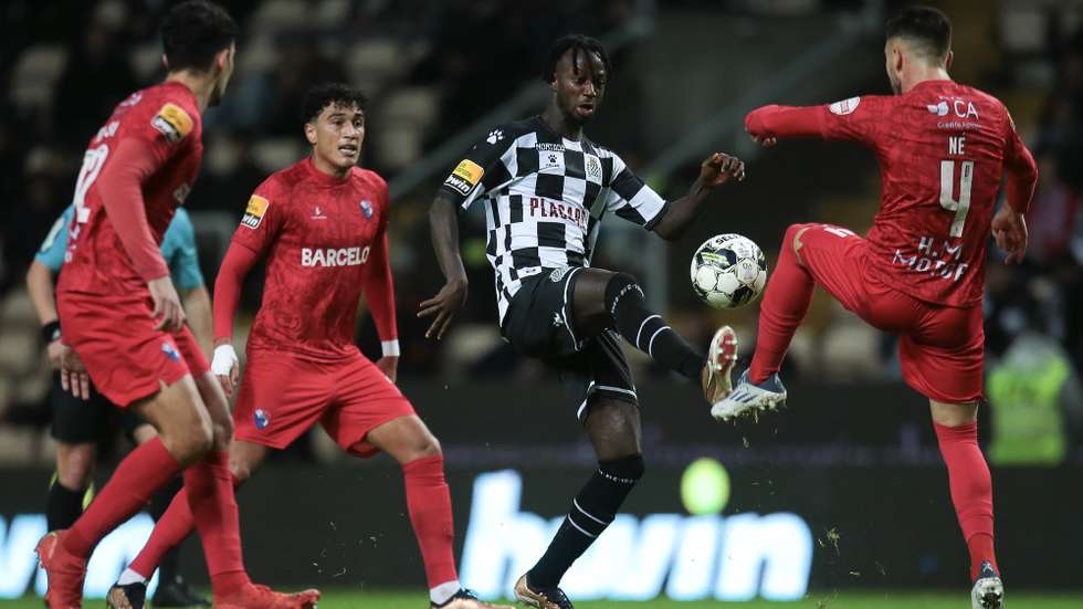 Yusupha (2D) do Boavista disputa a bola com Né (D) do Gil Vicente durante o jogo da 15ª jornada da I Liga de Futebol realizado no Estádio do Bessa Sec XXI, Porto, 8 Janeiro 2023. MANUEL FERNANDO ARAÚJO/LUSA