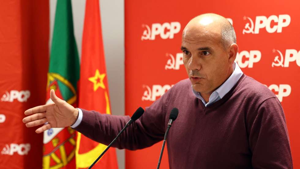 O secretário-geral do Partido Comunista Português (PCP), Paulo Raimundo, intervém durante uma sessão pública com o tema: "A produção de cereais em Portugal e a soberania alimentar", Elvas, 05 de janeiro de 2023. NUNO VEIGA/LUSA