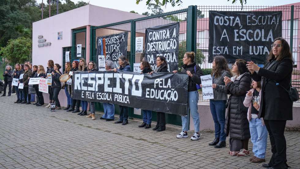 Professores e auxiliares de ação educativa em protesto na escola Secundária D. Manuel Martins, em Setúbal, 10 de janeiro de 2023. RUI MINDERICO/LUSA