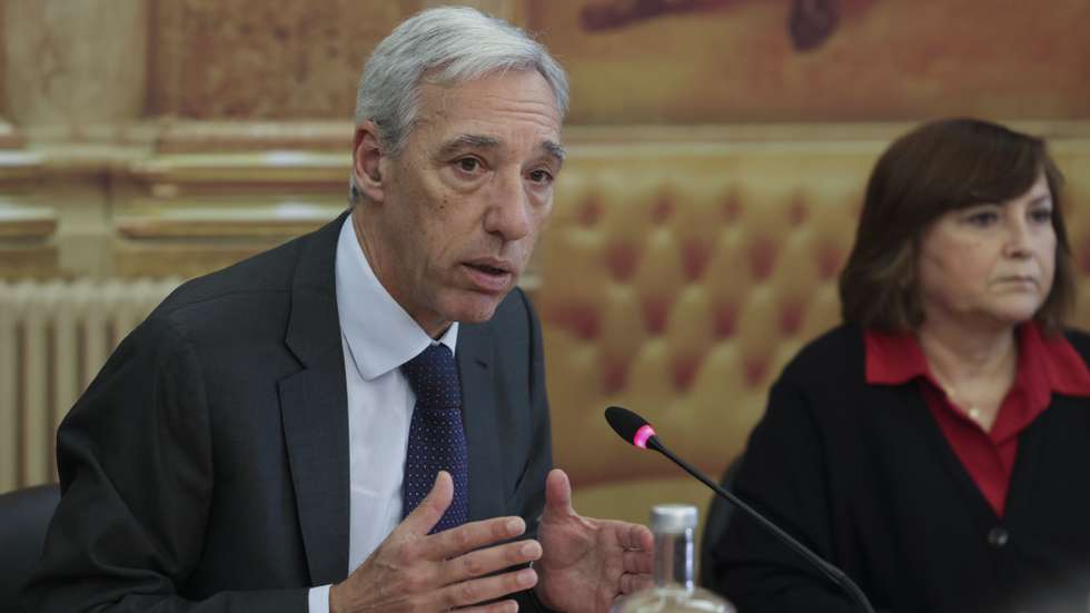 O ministro dos Negócios Estrangeiros, João Gomes Cravinho, durante a audição na Comissão de Negócios Estrangeiros e Comunidades Portuguesas a requerimento do grupo parlamentar de PSD sobre os atrasos na rede consular, na Assembleia da República, Lisboa, 10 de janeiro de 2023.  MANUEL DE ALMEIDA/LUSA