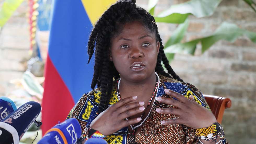 epa10285051 Colombian Vice President Francia Marquez speaks during a press conference after a meeting with citizens during a visit to Tumaco, on the Colombian Pacific coast, 03 November 2022.  EPA/Carlos Ortega