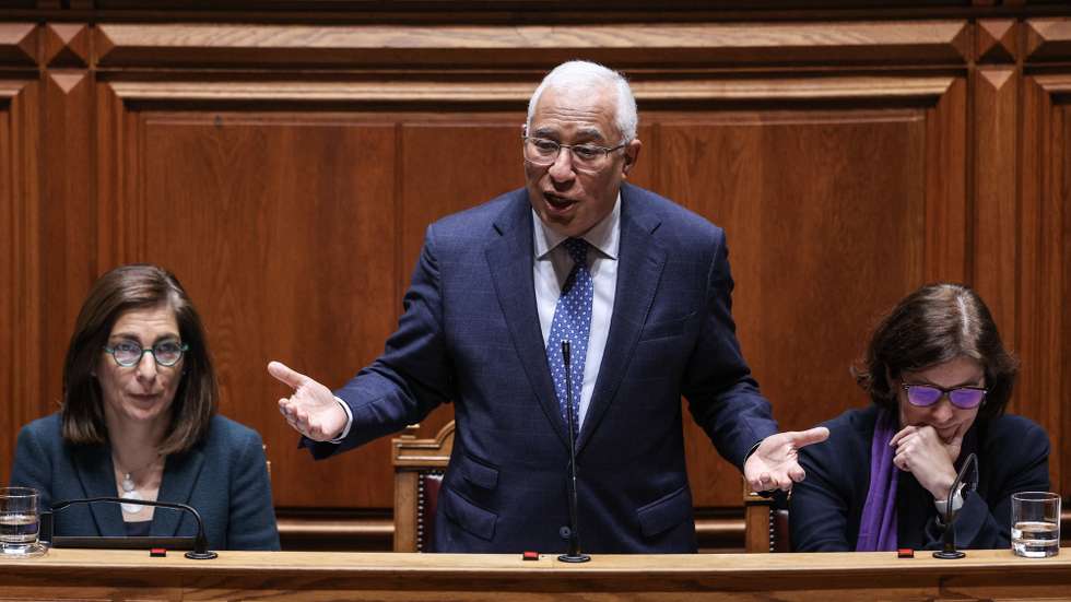 O primeiro-ministro, António Costa (C), ladeado pela ministra Adjunta e dos Assuntos Parlamentares, Ana Catarina Mendes (E), e pela ministra da Presidência, Mariana Vieira da Silva (D), intervém no debate parlamentar sobre política geral, esta tarde na Assembleia da República, em Lisboa, 11 de janeiro de 2023. MIGUEL A. LOPES/LUSA