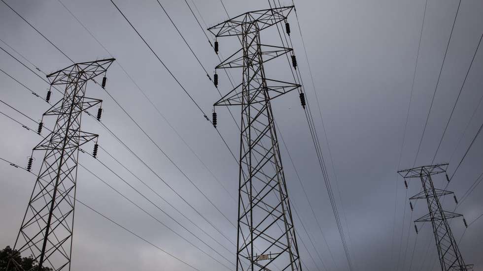epa09573462 Power lines run from state power supplier Eskom to the national grid in Johannesburg, South Africa, 10 November 2021. The national power supplier has implemented stage 4 load shedding nationally for the rest of the week because of numerous breakdowns at power stations and corruption and mismanagement that has plagued the power utility for more than a decade.  EPA/KIM LUDBROOK