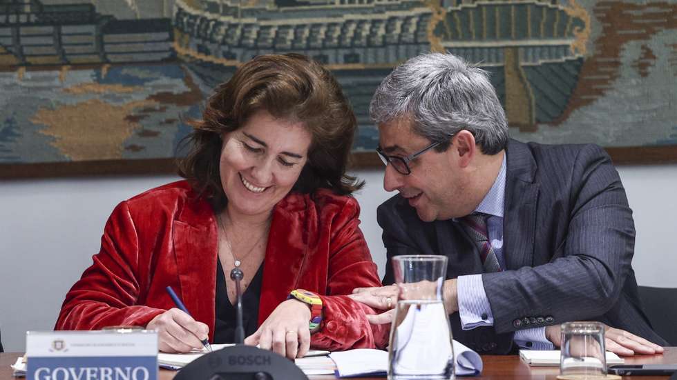 A ministra do Trabalho, Solidariedade e Segurança Social, Ana Mendes Godinho, acompanhada pelo secretário de Estado do Trabalho, Miguel Fontes, na Reunião plenária do Conselho Permanente de Concertação Social, esta tarde em Lisboa, 14 de dezembro de 2022.  MIGUEL A. LOPES/LUSA