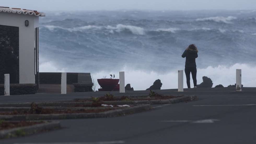 Agitação marítima durante o período do alerta laranja nos Açores esta tarde em Biscoitos na costa norte da Ilha Terceira, Açores, 1 de fevereiro de 2017. O IPMA emitiu vários avisos meteorológicos para o arquipélago dos Açores, devido à agitação marítima e vento. ANTÓNIO ARAÚJO/LUSA