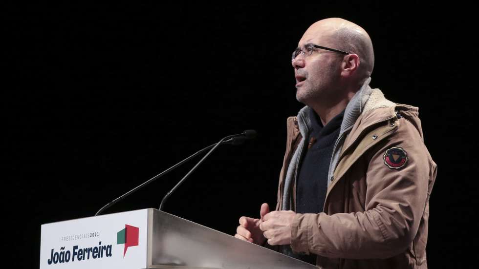 O historiador Manuel Loff discursa no comício do Partido Comunista Português (PCP), no Porto, 10 de janeiro de 2021. MANUEL FERNANDO ARAUJO/LUSA