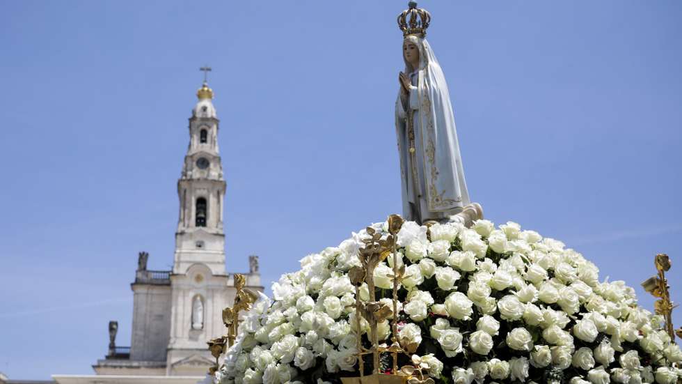A imagem de Nossa Senhora de Fátima é levada no andor durante a Procissão do Adeus integrada nas celebrações religiosas da Peregrinação Internacional Aniversária de maio no Santuário de Fátima, 13 de maio de 2022. PAULO CUNHA/LUSA