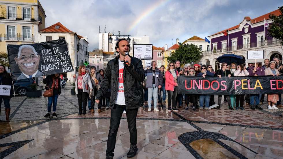 O coordenador do Sindicato de Todos os Profissionais da Educação (STOP), André Pestana, intervém durante o protesto dos professores e assistentes operacionais, na praça de Bocage, em Setúbal, 16 de janeiro de 2023. RUI MINDERICO/LUSA