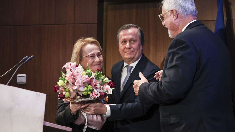 A ex-diretora-geral da Saúde, Graça Freitas, acompanhada pelo presidente do Infarmed, Rui Ivo (C), é homenageada durante a comemoração do 30.º aniversário do Infarmed, I.P., Lisboa, 17  de janeiro de 2023.  ANDRÉ KOSTERS/LUSA