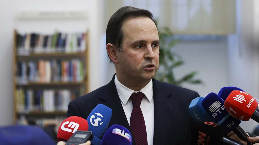 O ministro das Finanças, Fernando Medina, fala aos jornalistas durante uma conferência no Ministério das Finanças, Lisboa, 19 de janeiro de 2023. CARLOS M. ALMEIDA/LUSA